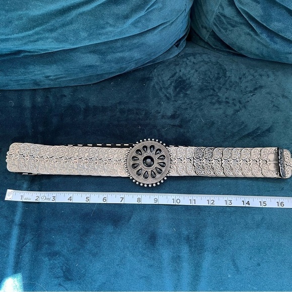 VINTAGE 70’s STYLE PRESSED METAL ARTICULATED BELT ONYX MEDALLION - Picture 3 of 9